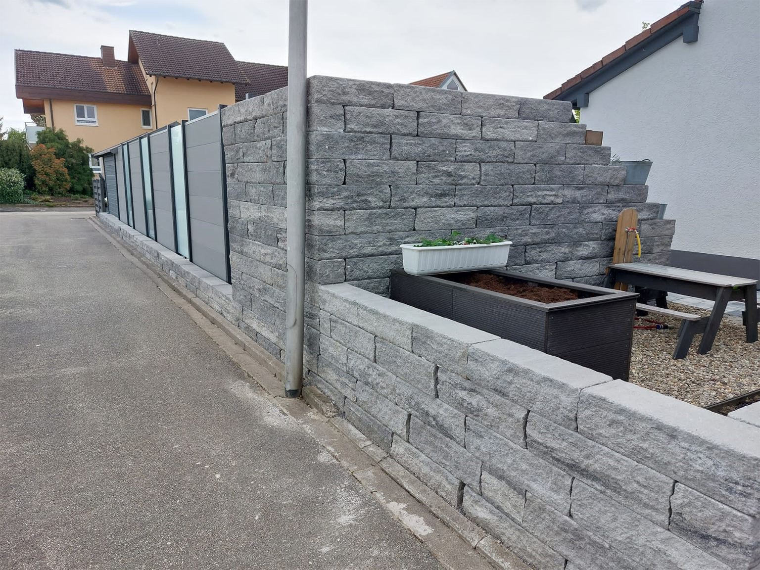 Blockmauersteine in Beton gesetzt.